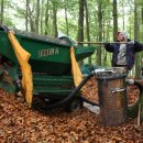 Bild 2: Nachdem die Netze mit den Bucheckern an zentrale Punkte gezogen wurden, trennen Reinigungsmaschinen die Eckern von Blättern, Zweigen und Hülsen. Foto: Nationalparkverwaltung