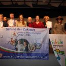 Bild 2: Stolz präsentieren sich die Projektbeteiligten der Nationalpark-Schulen als „Schule der Zukunft“ mit Staatssekretär Peter Knitsch (links).