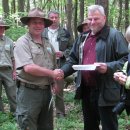 Bild 2: Thorsten Ludwig, Projektleiter ParcInterp, überreicht Andreas Engelke, Ranger der Nationalparkwacht, das europarc-Zertifikat zum Natur- und Kulturinterpreten. Foto: Nationalparkverwaltung