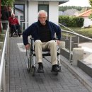 Bild 2: Um die Nationalpark-Gastgeber für die Anliegen von Menschen mit Behinderung zu sensibilisieren, haben sie unter anderem die Fortbewegung in Rollstühlen erprobt. Foto: Nationalparkverwaltung