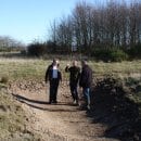 Bild 2: Vor Ort erkundigen sich die Unterstützer des Projektes über die Fortschritte bei der Anlage von Kleingewässern. Foto: Nationalparkverwaltung