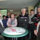 Bild 2: Zu einem regen Austausch kam es an den Thementischen – hier zwischen dem Ranger der Nationalparkwacht Arno Koch (rechts) und den Förstern und Forstwirten aus dem Hunsrück.