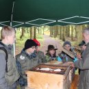 Bild 3: Am Imkerstand des Nationalpark-Waldführers Rainer Wiertz erfuhren die Junior-Ranger alles über das Leben der Bienen in einem Bienenstock im Vergleich zu den im Nationalpark wild lebenden Bienen.