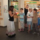 Bild 3: Die ehemalige Commerzbank-Praktikantin im Nationalpark Eifel und Entwicklerin der Quizbögen Annika Eskera erklärt den Kindern den Ablauf des Torjäger-Quiz. Foto: Nationalparkverwaltung