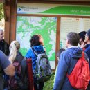 Bild 3: Dr. Michael Röös (2.v.l.) begrüßte die Teilnehmer in Wahlerscheid und stellte ihnen die naturräumlichen Gegebenheiten und Ziele des einzigen Großschutzgebietes dieser Art im Westen Deutschlands vor.