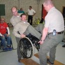 Bild 3: Durch intensive praktische Schulungen in den Einrichtungen lernten die Ranger, sich in Situationen und Belange von Menschen mit Behinderungen hineinzuversetzen.(Fotos: Nationalparkverwaltung Eifel)