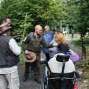 Bild 3: Ranger Sascha Wilden führte die begeisterte Gruppe exklusiv über den neuen barrierefreien Naturerlebnispfad Wilder Weg.