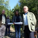 Bild 4: Der Parlamentarische Staatssekretär Horst Becker informierte sich heute im Rahmen der Sommertour „Lebendige Gewässer“ des NRW-Umweltministeriums über den Steinkrebs im Nationalpark Eifel.