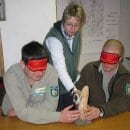 Bild 4: Durch intensive praktische Schulungen in den Einrichtungen lernten die Ranger, sich in Situationen und Belange von Menschen mit Behinderungen hineinzuversetzen. (Fotos: Nationalparkverwaltung Eifel)