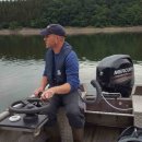 Bild 5: Alles im Blick: Fischwirtschaftsmeister Sven Hüttemann leitet die Untersuchungen. (Foto: Nationalparkverwaltung Eifel/Ch. Reuter)