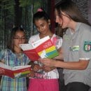 Bild 5: Leiterin des Fachgebiets Umweltbildung im Nationalpark Eifel Jutta D'Orsaneo stand den Kindern bei Fragen zum Torjäger-Quiz zur Seite. Foto: Nationalparkverwaltung