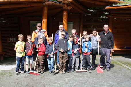Bildunterschrift 1: Zehn Jungen des SV Nierfeld haben Pflege- und Säuberungsmaßnahmen im Natur-Erlebnisraum Wilder Kermeter durchgeführt, um die barrierefreie Erlebbarkeit aufrechtzuerhalten. (Quelle: Nationalparkverwaltung)