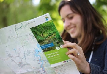 Broschüre „Natur erfahren – mit Bus & Bahn“ macht Lust auf Naturerlebnisse im Nationalpark Eifel