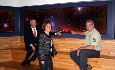 Bürgermeister der Stadt Schleiden Udo Meister (links), Geschäftsführerin der NeT Iris Poth und Michael Lammertz von der Nationalparkverwaltung unter dem neuen Sternenhimmel im Nationalpark-Tor Gemünd.(Foto: A. Simantke)