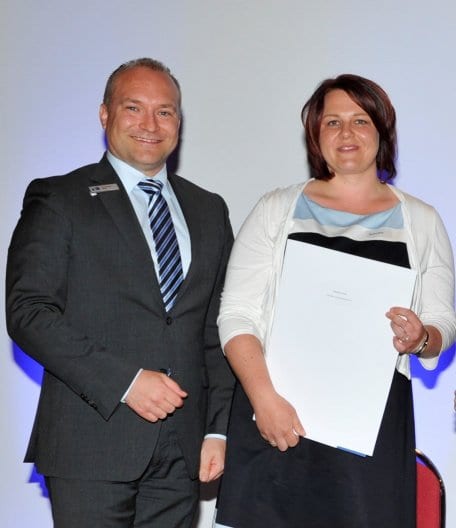 Christopher Meier, Geschäftsführer Aus- und Weiterbildung IHK Köln, überreichte Sandra Kirch die Urkunde mit Bestnote zur Geprüften Wirtschaftsfachwirtin.