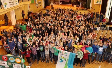 Das Bild zeigt eine große Gruppe an Schülern bei der Zertifizierungsfeier zur Nationalpark-Schule.