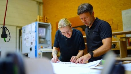 Das Landesamt für Natur, Umwelt und Klima NRW bildet in der Holzwerkstatt in Herhahn (Nationalpark Eifel) Tischlerinnen und Tischler aus.