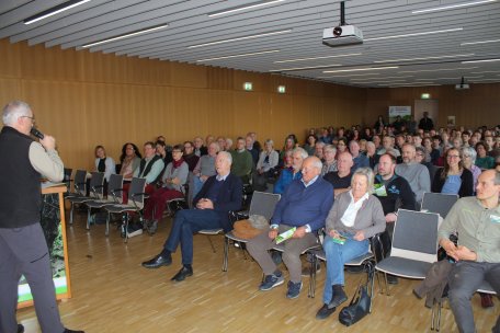 Der Leiter der Nationalparkverwaltung Eifel, Dr. Michael Röös, konnte bei der Vortragsveranstaltung „Biodiversität und Klimawandel“ eine große Zahl an Interessierten begrüßen.