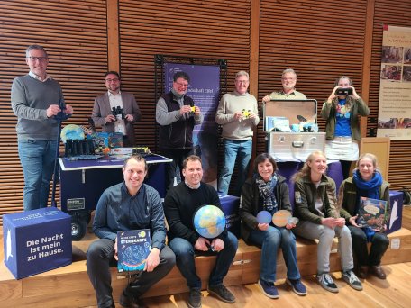Der Naturpark Nordeifel überreicht mit dem großen Wagen und der Sternenbox attraktive Bildungsmaterialien an die Eifelgemeinde Nettersheim und den Nationalpark Eifel.