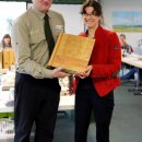 Der stellvertretende Nationalparkleiter Dr. Michael Röös übergab gestern die ersten Ordner mit den vielseitigen Unterrichtsmaterialien.