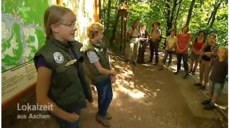 Die 14-jährige Johanna und ihr zwölfjähriger Bruder Lars haben bei ihrer Junior Ranger-Führung gezeigt, wie man Brennesseln isst und warum der Mistkäfer bläulich schimmert.