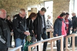 Die Ausstellung hat den Charakter der Schule erhalten. Die Tafeln sind pultförmig angeordnet und erinnern an die Schulbänke der Kinder. Foto: M. Thalken/Eifeler Presse Agentur