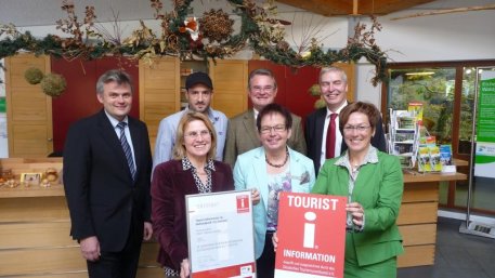 Die Ehrung nahm NeT-Geschäftsführerin Iris Poth im Beisein von Landrat Günter Rosenke, Kreis Euskirchen, Bürgermeister Udo Meister, Stadt Schleiden, und Wolfang Reh, stellv. Geschäftsführer der Eifel Tourismus GmbH (ET), von Claudia Gilles, Hauptgeschäfts