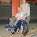 Die Ranger Sascha Wilden (l.) und Arno Koch konnten während der Schulung praktische Selbsterfahrungen im Rollstuhl sammeln.