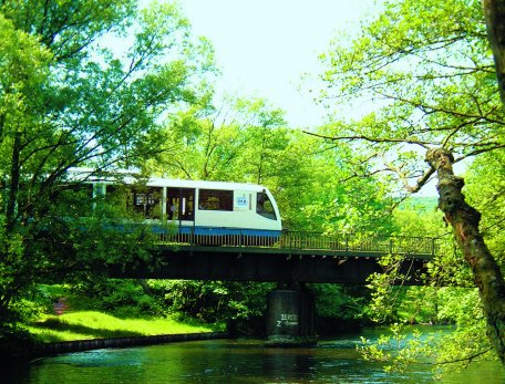 Die Rurtalbahn bringt Sie vom Dürener Bahnhof nach Heimbach und zurück. 