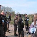 Die Umweltpraktikanten lernen während einer Rangerfortbildung wie Vögel bestimmt werden können und welche besonderen Lebensräume die Dreiborner Hochfläche beherrschen.