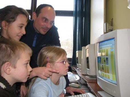 Die dritte Klasse der Katholischen Grundschule in Schleiden-Gemünd erkundet zusammen mit ihrem Klassenlehrer Herrn Boris Zinke die Kinder-Internetseite des Nationalparks Eifel.