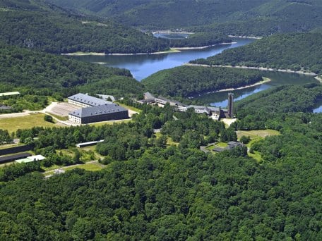Die ehemalige NS-„Ordensburg&quot; Vogelsang liegt umgeben vom Nationalpark Eifel oberhalb des Urftsees. Hier soll das Informationszentrum des Nationalparks entstehen. Bild: vogelsang ip