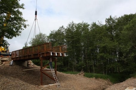 Diese Woche begannen auf der Dreiborner Hochfläche die Aufbauarbeiten der neuen Brücke über den Helingsbach. Foto: Nationalparkverwaltung