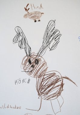 Dieser "Hörch" erinnert aus der Entfernung an einen Hasen. Erst aus der Nähe erschließt sich dem Betrachter, dass es sich um Rotwild handelt.