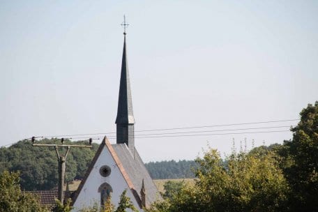 Dieses Bild gehört schon bald der Vergangenheit an: Die Freileitung entlang des Klosters Mariawald wird derzeit abgebaut. (Foto: Michael Thalken/Eifeler Presse Agentur/epa)