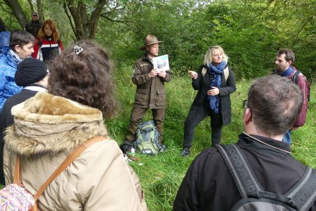 Dolmetscherinnen übersetzen die Erklärungen des Rangers in Deutsche Gebärdensprache.