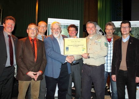 Dr. Andreas Hänel von der International Dark-Sky Association (IDA) überreichte an Michael Lammertz von der Nationalparkverwaltung Eifel das Zertifikat zur Auszeichnung des Nationalparks als erster Sternenpark in Deutschland. (Foto: Nationalparkverwaltung