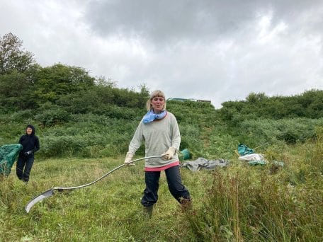 Durch das Mähen einer Feuchtwiese kann dieser Lebensraum für die darauf angewiesenen Arten langfristig erhalten bleiben. Die Wiese liegt im Bereich einer Management-Zone. Dort ist es aus naturschutzfachlicher Sicht geboten, aktiv einzugreifen.