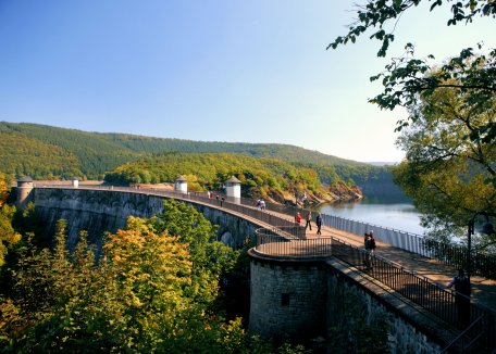Ein beliebter Anziehungspunkt und Verbindungsweg zwischen den Seeufern: Die Urfttalsperre im Nationalpark Eifel. Bis Ende des Jahres bleibt sie wegen Sicherungsarbeiten gesperrt.