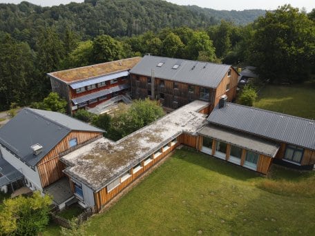 Ein besonderer Lernort mit außergewöhnlichen Angeboten für Kinder und Jugendliche - das ist der Natur-Erlebnis-Treff im Jugendwaldheim Urft.