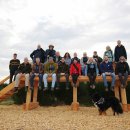 Ein besonderes Geburtstagsgeschenk zum 20-jährigen Bestehen: Die Nationalpark-Gastgeber weihen zusammen mit der Nationalparkverwaltung Eifel eine neue XXL-Baumelbank ein.