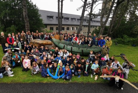 Ein buntes Willkommen bescherten 13 Nationalpark-Schulen der großen Glasarche, die ab sofort und bis Ende August am Nationalpark-Zentrum Eifel aufgestellt ist. 
