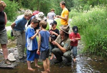 Erfahrene Mitarbeitende begleiten die Kinder und Jugendlichen und ermöglichen ihnen einen erlebnisreichen Zugang zur Natur.