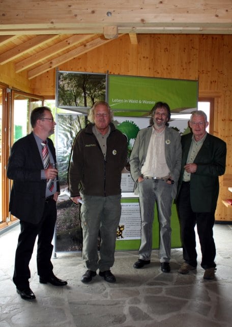 Eröffnung der Wanderausstellung LIFE+ in der Wanderraststation in Monschau-Höfen von Dr. Martin Woike, Henning Walter, Josef Wegge und Friedrich Hein (von links). Foto: Nationalparkverwaltung