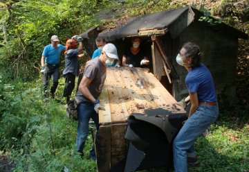 Fast 20 Freiwillige mit dem Bergwaldprojekt im Einsatz für naturnahe Buchenwälder im Nationalpark Eifel