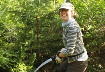 Frewillige des Bergwaldprojekts im Nationalpark Eifel im Einsatz