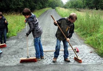 Fußballkinder helfen blinden Menschen beim Naturerleben
