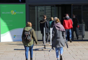 Gäste vor dem Eingang zum Nationalpark-Zentrum Eifel.