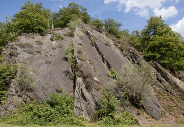 Geologisch gezien zijn de rotsen grauwacke, leisteen of zandsteen, dwz. altijd silicatisch, kalkarm gesteente.