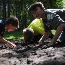 Guck mal, was da krabbelt: Spielerisch entdecken Kinder während einer Erlebniswoche den Wald und seine Bewohner. Dabei wird der Blick auch auf und in den Boden gerichtet. (Foto: M. Godau)